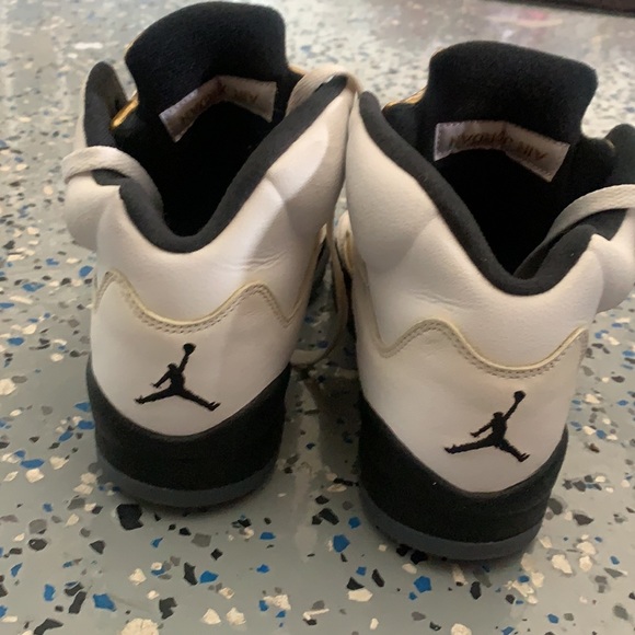 Boys Air Jordan’s 5 white and gold - Picture 4 of 5